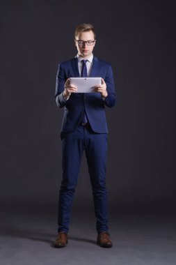 genç ve kendinden emin bir işadamı