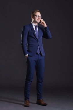 genç ve kendinden emin bir işadamı