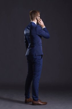 genç ve kendinden emin bir işadamı