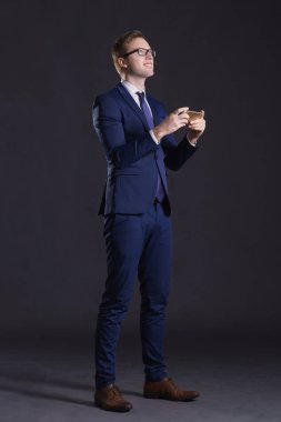 genç ve kendinden emin bir işadamı