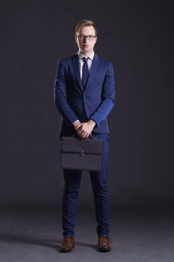 genç ve kendinden emin bir işadamı