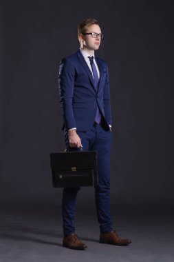 genç ve kendinden emin bir işadamı