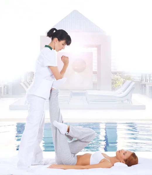 Mujer consiguiendo tailandés estiramiento masaje —  Fotos de Stock