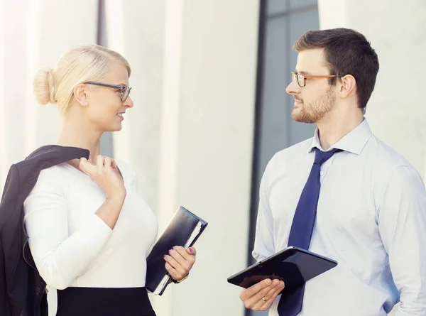 Ung affärsman och affärskvinna — Stockfoto