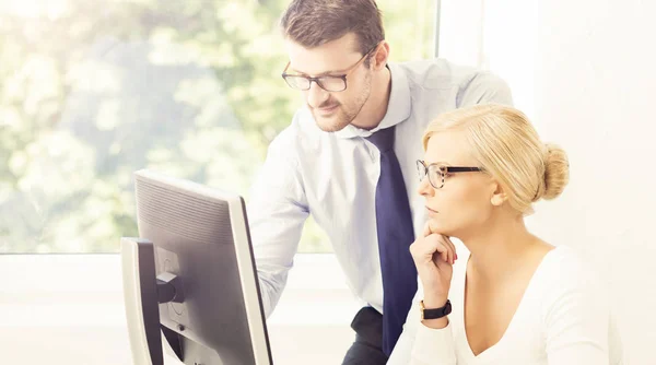 Jeune femme d'affaires et homme d'affaires travaillant au bureau — Photo