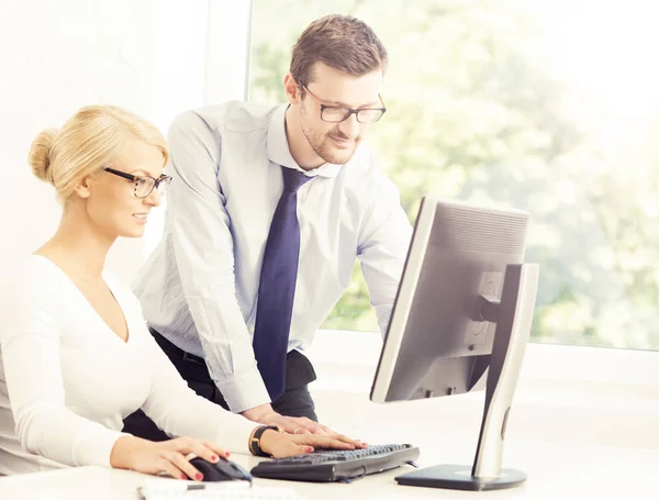 Jonge zakenvrouw en zakenman aan het werk — Stockfoto