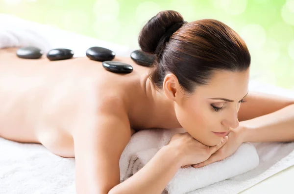 Junge und natürliche Frau auf Wellness-Massage — Stockfoto