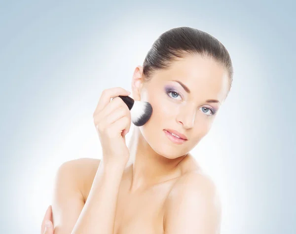 Attraktiv kvinna med makeup borste — Stockfoto