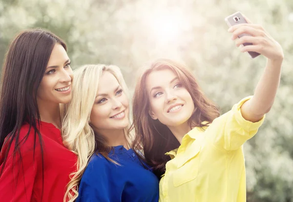 Mooie vrouwen in zomer park — Stockfoto