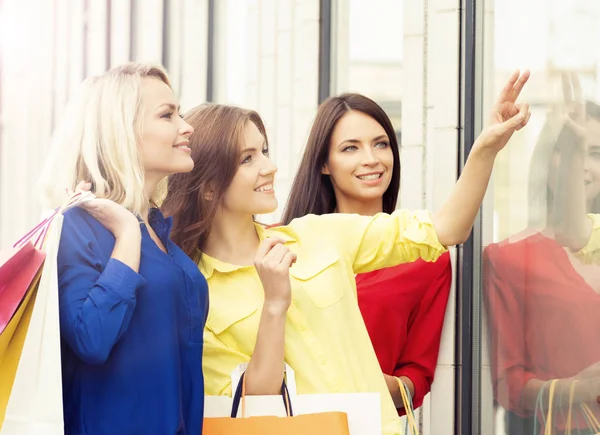 Mulheres jovens e felizes com sacos de compras — Fotografia de Stock