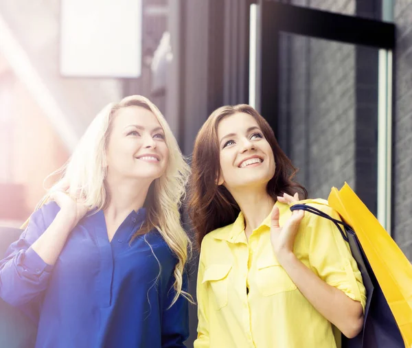 Junge und glückliche Frauen mit Einkaufstüten — Stockfoto