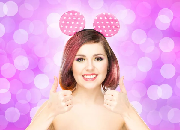 Felice donna in mickey mouse orecchie — Foto Stock