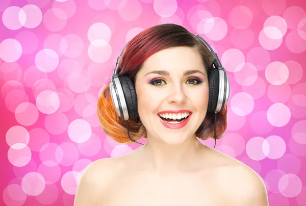 Ευτυχισμένη γυναίκα στα ακουστικά — Φωτογραφία Αρχείου