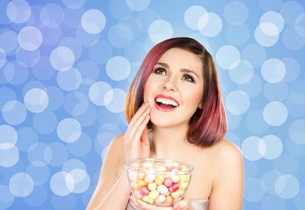 Щаслива жінка з цукерками — стокове фото
