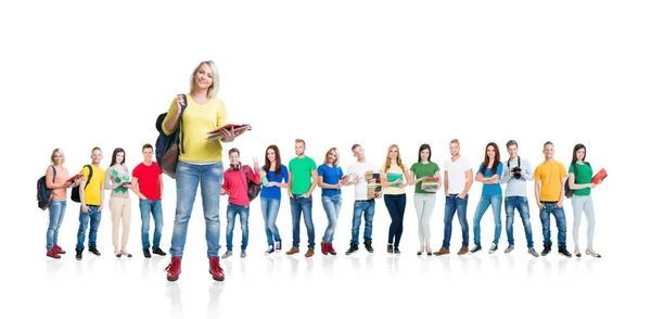 Gran grupo de estudiantes adolescentes — Foto de Stock