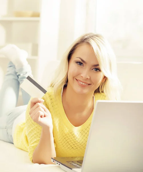 Nuori nainen kannettavan tietokoneen ja luottokortin — kuvapankkivalokuva