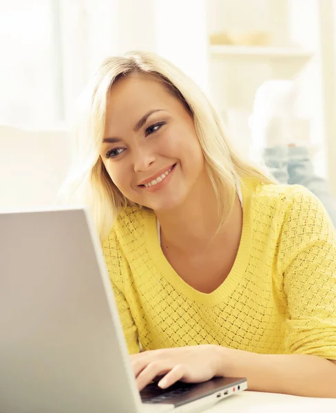 Jovem atraente com laptop — Fotografia de Stock