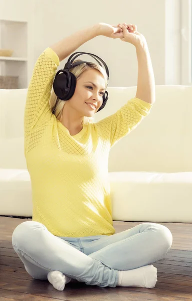 Junge Frau hört zu Hause Musik — Stockfoto