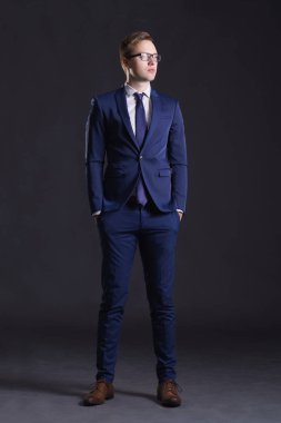 genç ve kendinden emin bir işadamı