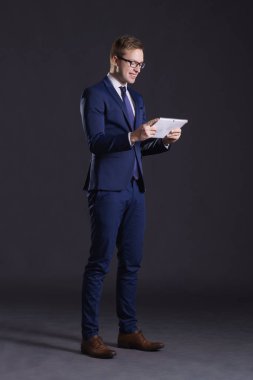 genç ve kendinden emin bir işadamı