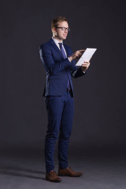 genç ve kendinden emin bir işadamı