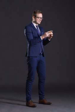 genç ve kendinden emin bir işadamı