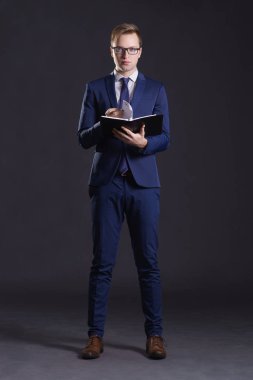 genç ve kendinden emin bir işadamı