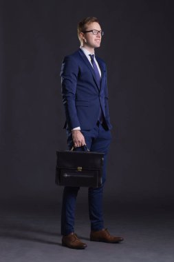 genç ve kendinden emin bir işadamı