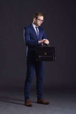 genç ve kendinden emin bir işadamı