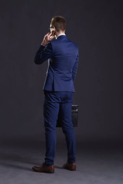 genç ve kendinden emin bir işadamı