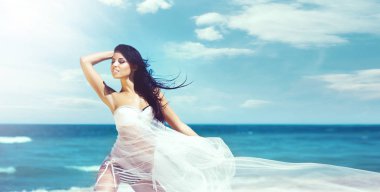 Sahilde güzel bir genç kadın