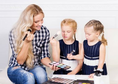 İki güzel kız makyaj paleti ile genç anne