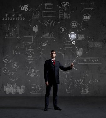 Siyah takım elbiseli bir iş adamı.