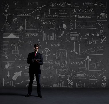 Siyah takım elbiseli bir iş adamı.