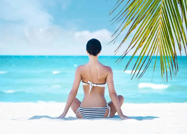 Meditál a nyári strand gyönyörű nő — Stock Fotó