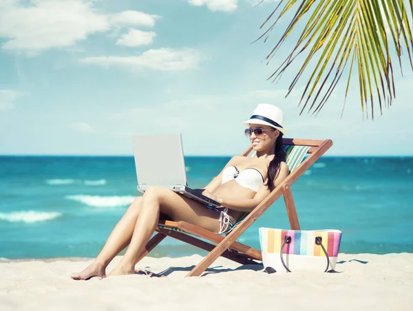 Mooie vrouw ontspannen op zomer-strand — Stockfoto