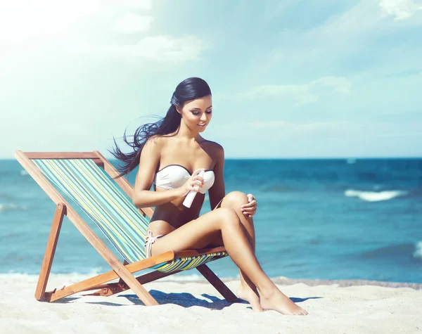 Bela mulher relaxante na praia de verão — Fotografia de Stock