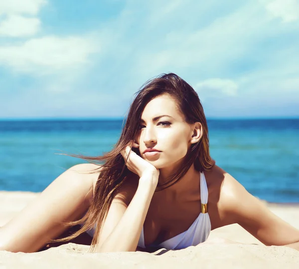 Bela mulher relaxante na praia de verão — Fotografia de Stock