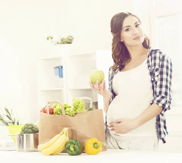 Beautiful pregnant woman — Stock Photo, Image