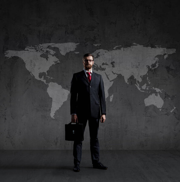 Бизнесмен в черном костюме