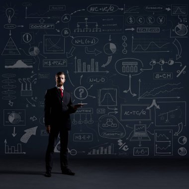 Siyah takım elbiseli bir iş adamı.