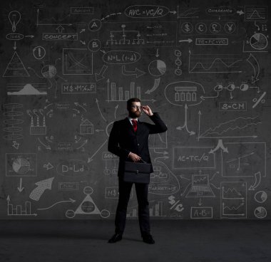 Siyah takım elbiseli bir iş adamı.