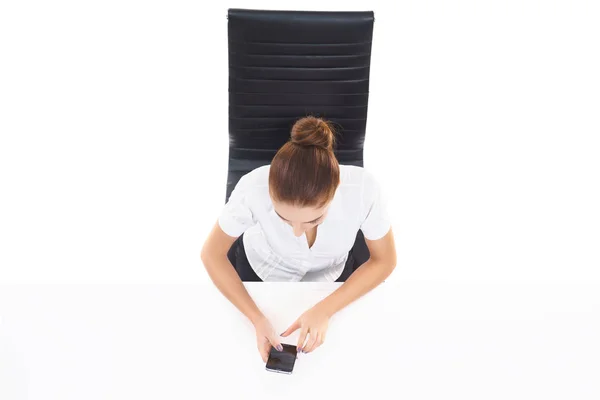 Jeune femme d'affaires assise à la table blanche — Photo