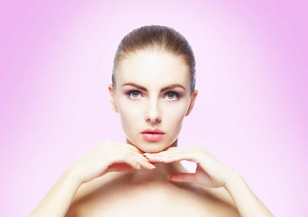 Retrato de mujer joven y hermosa — Foto de Stock