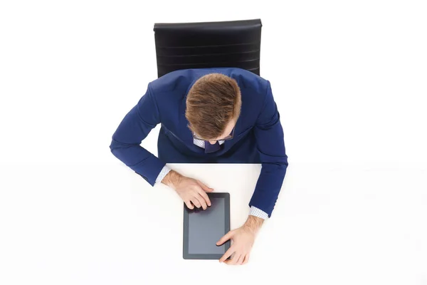 Vista aérea de un hombre de negocios guapo que trabaja con Tablet PC en la oficina. Concepto de empresa y oficina — Foto de Stock