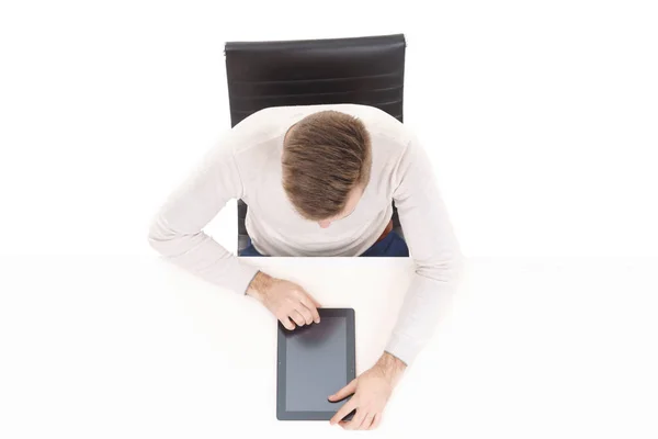 Vista dall'alto di un bel ragazzo che lavora con un tablet in ufficio. Business e concetto di ufficio — Foto Stock