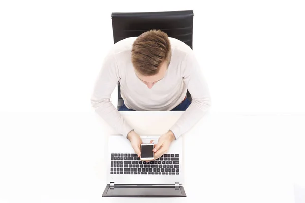Przystojny facet, praca w biurze na laptopie, ogólny widok. Koncepcji biznesowych i biurowych — Zdjęcie stockowe