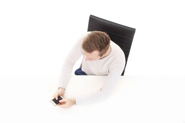 Felülnézete a jóképű srác smartphone-ban hivatal. Üzleti és irodai koncepció — Stock Fotó