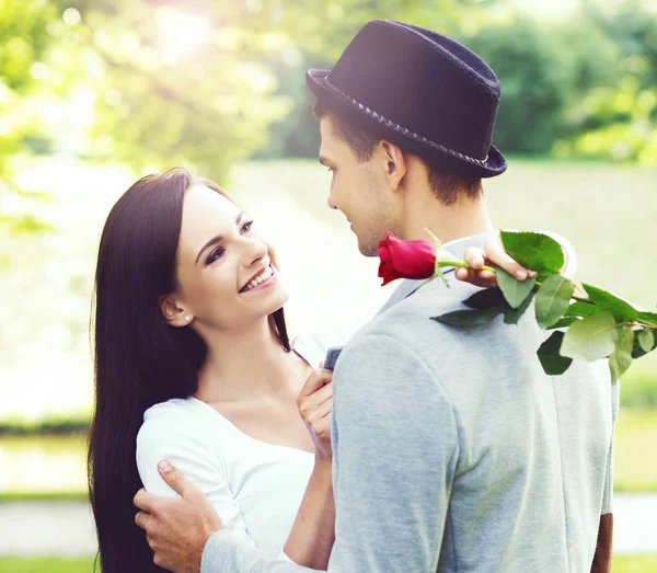 Young happy couple in park — Stock Photo, Image