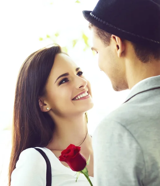 Young happy couple in park — Stock Photo, Image